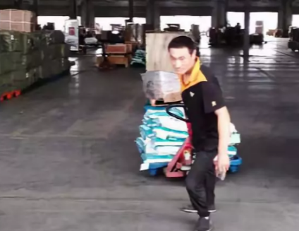 條件差的地面，該怎么使用手動(dòng)液壓搬運(yùn)車