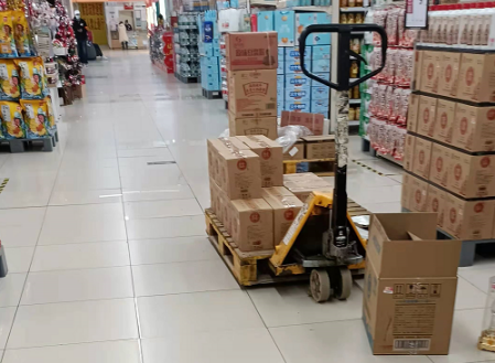 元旦超市備貨忙，手動(dòng)液壓搬運(yùn)車來助力