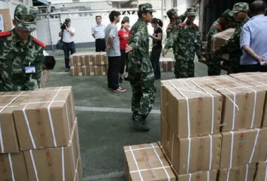 成捆高考試卷太重，印刷廠職工使用手動(dòng)液壓搬運(yùn)車更省力