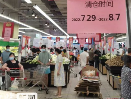 石家莊兩大知名連鎖超市撤店，店員用液壓搬運(yùn)車(chē)搬運(yùn)貨柜