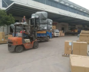 家具批發(fā)市場用電動(dòng)叉車裝卸家具