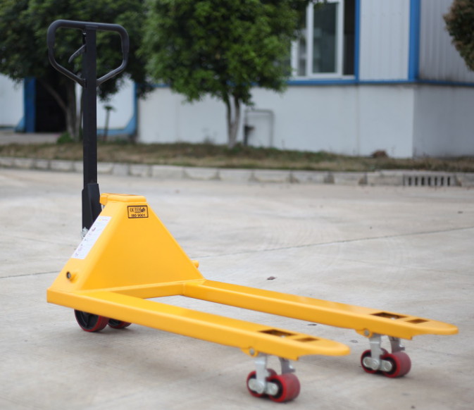 石家莊小區(qū)封控，手動(dòng)叉車(chē)搬運(yùn)生活用品緩解壓力